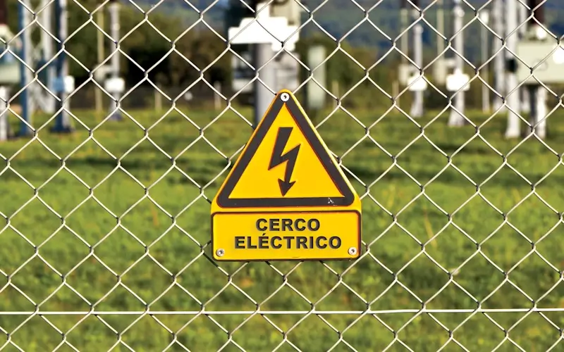 Concertina y alambre de púas instalados sobre Reja DEACERO®